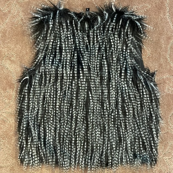 Lapis faux fur feathery vest, black & white, women’s size M - Picture 7 of 7